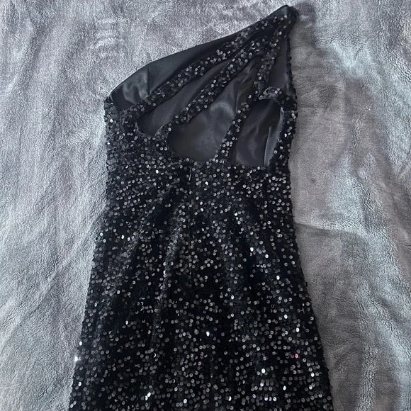 Has been worn once and in very good condition.
Size 2 (small) 
Girl in photo:5”6 - Picture 2 of 3